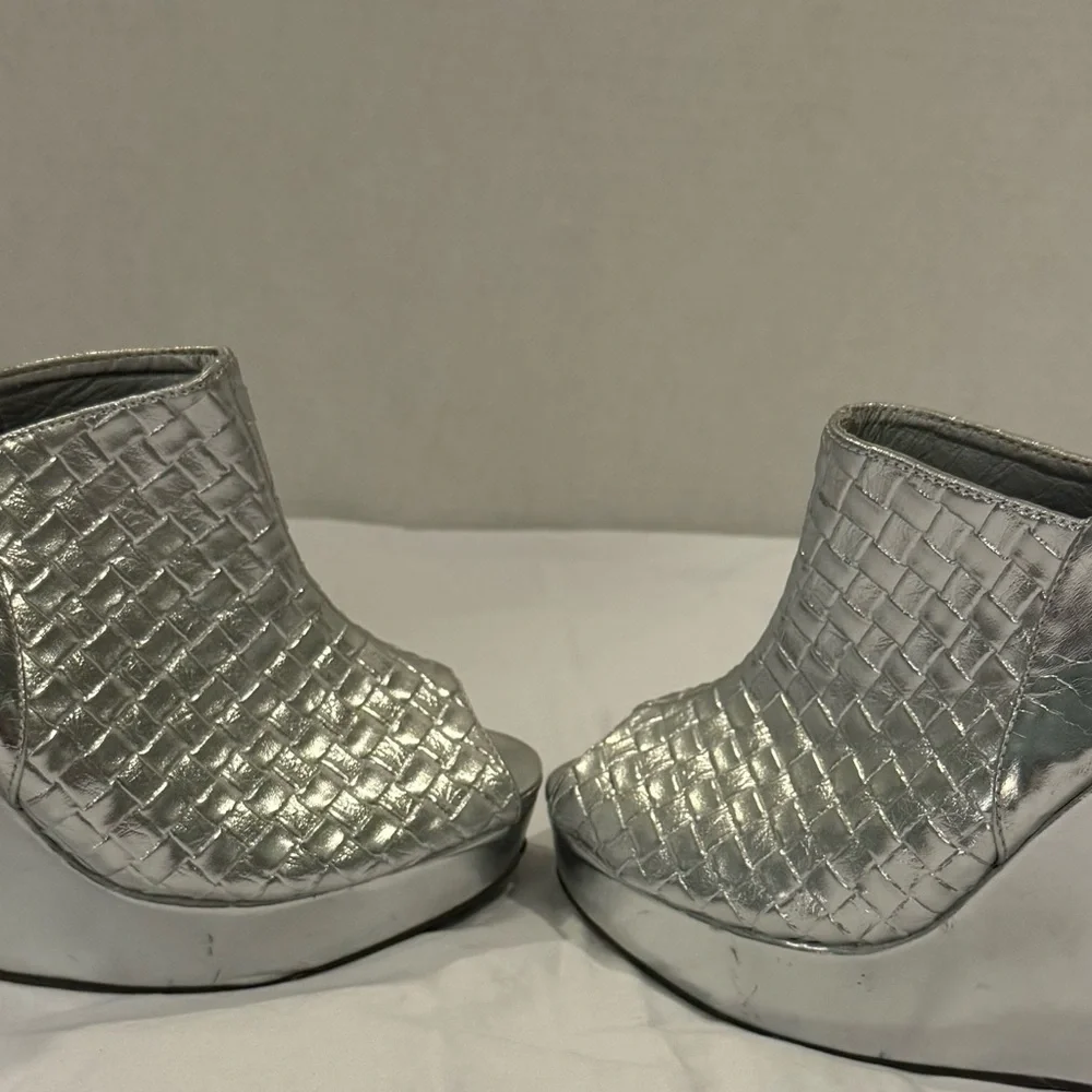 Wet Seal Size 9 Silver Woven Wedge Sandals Disco Party Date Night Barbiecore